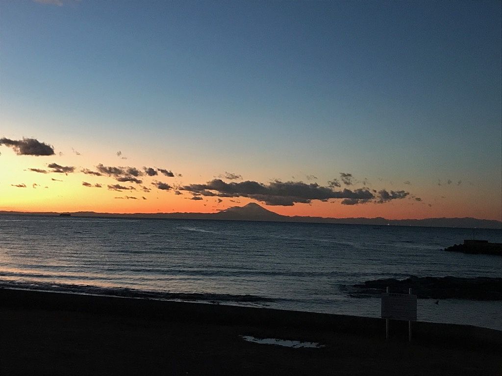 夕日に照らされる富士山
