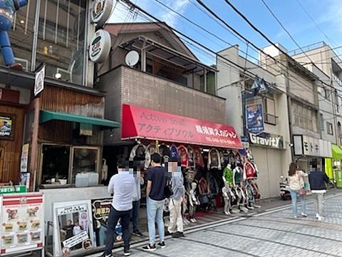 横須賀のドブ板通りにはいくつものスカジャン専門店が軒を連ねています。