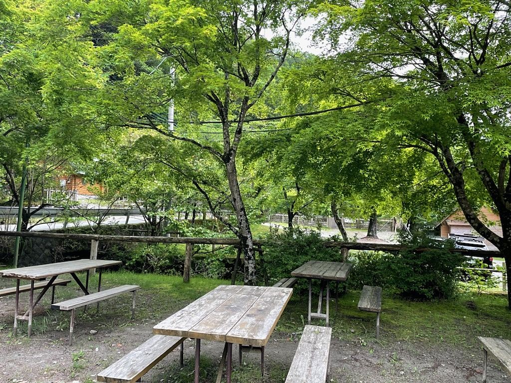 ウェルキャンプ西丹沢ドッグヒルエリアには、休憩出来るテーブルやベンチがあります。