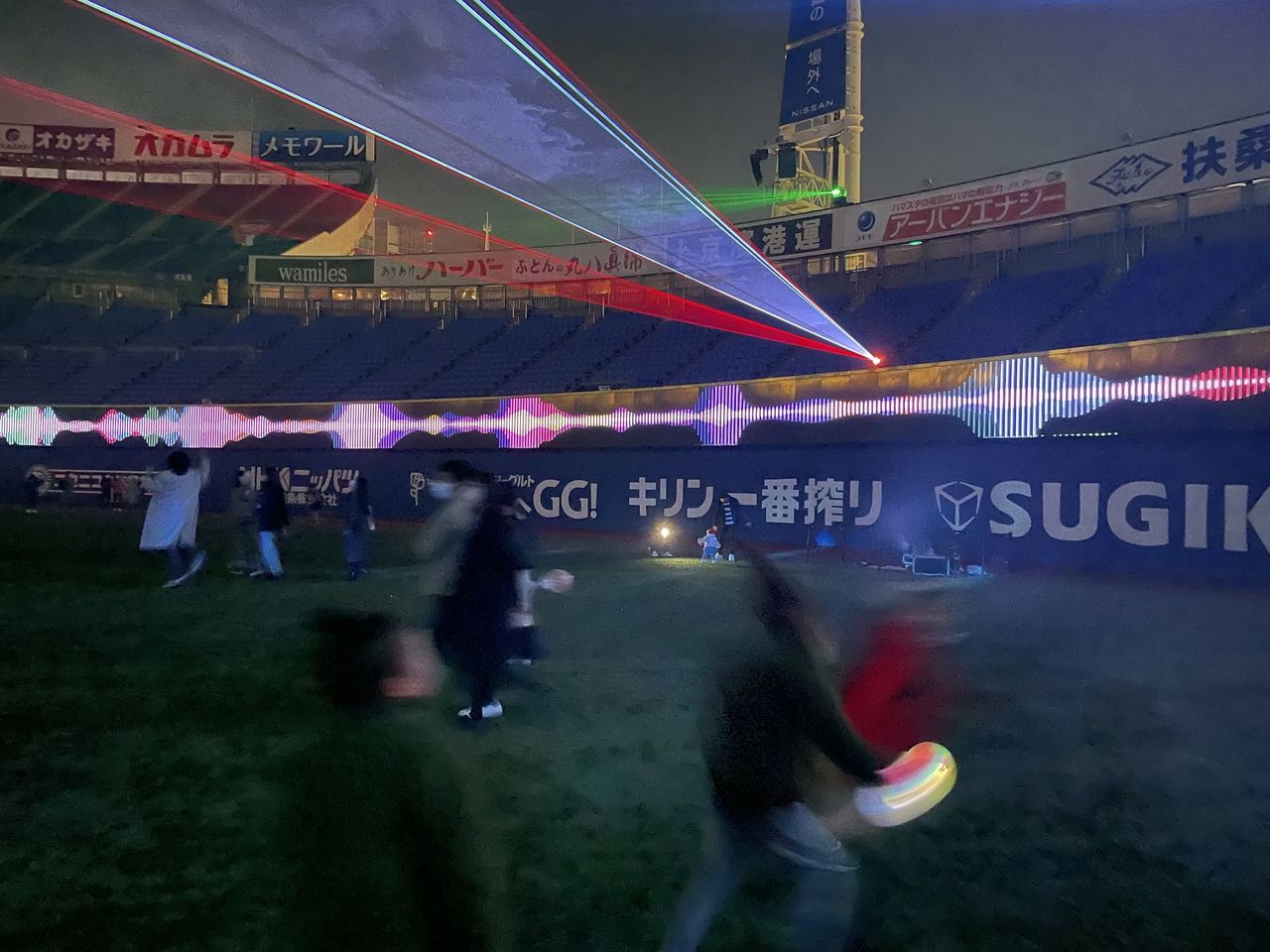 横浜スタジアム各所に色とりどりのレーザーが縦横無尽に展開され、幻想的な光の空間が出現。