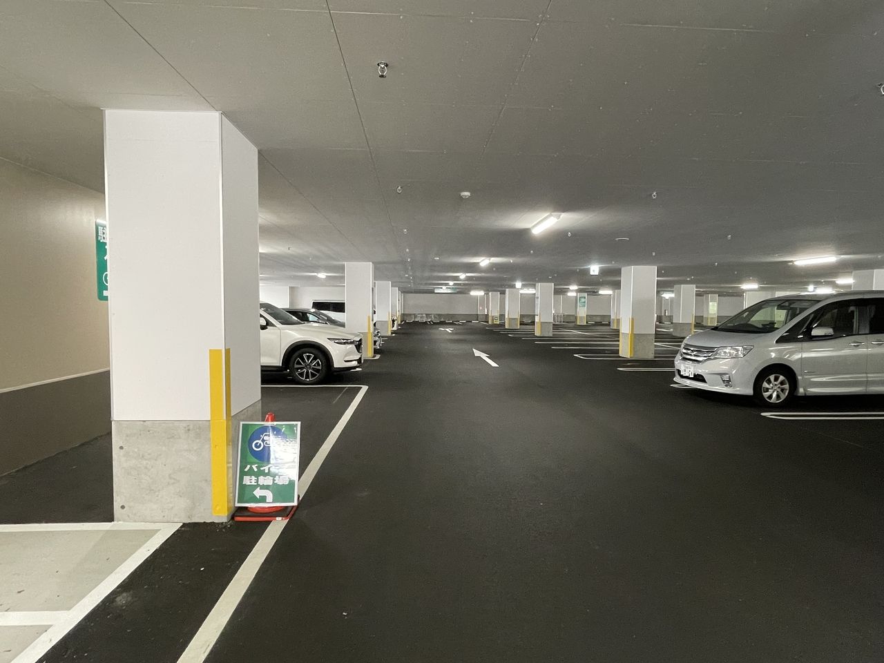 ニトリ 新山下店の1階はすべて駐車場