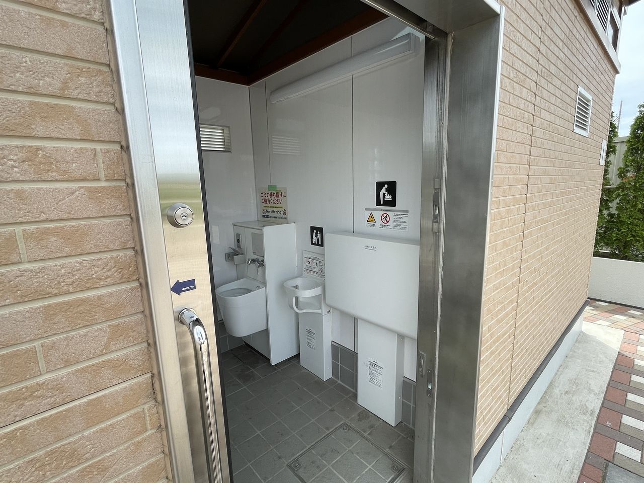 岡村西公園の多目的トイレにはオムツ交換台もあります。