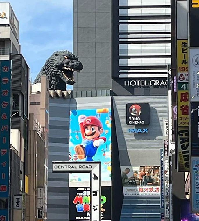 新宿東宝ビルのゴジラ