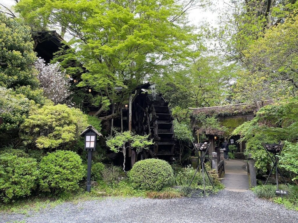 お店の入口の正門わきの看板的な存在「大水車」