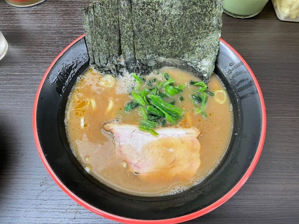 横濱家系ラーメン 勝鬨家、ラーメン並 ￥750 + のり ￥100