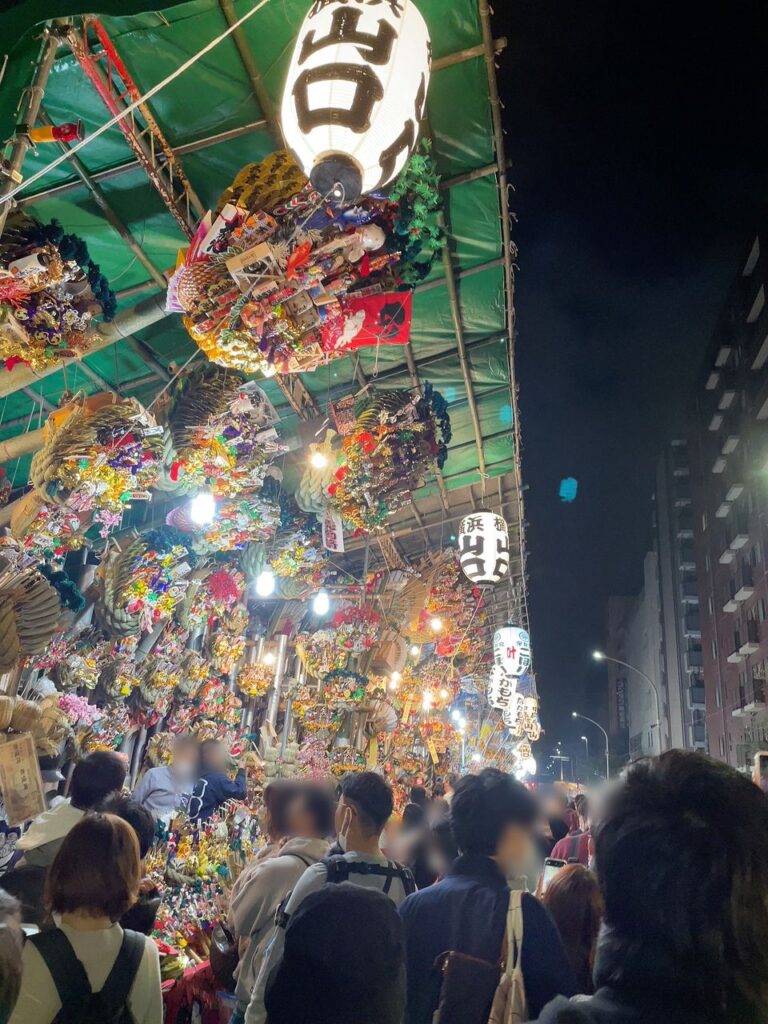 夜の酉の市の風景