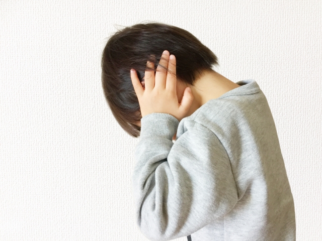 子供が「耳が変だ」と耳をおさえている