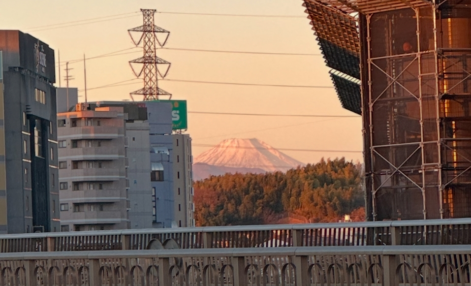 初日の出の反対側には富士山が！