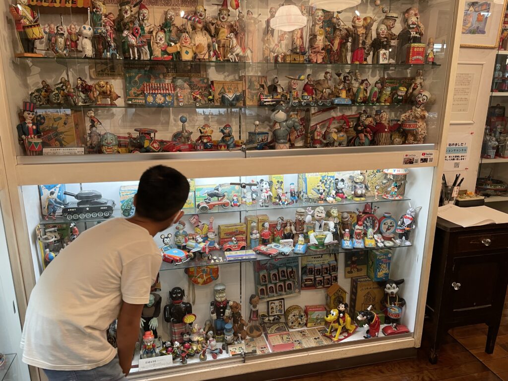 大人も子供も夢中になれるブリキのおもちゃ