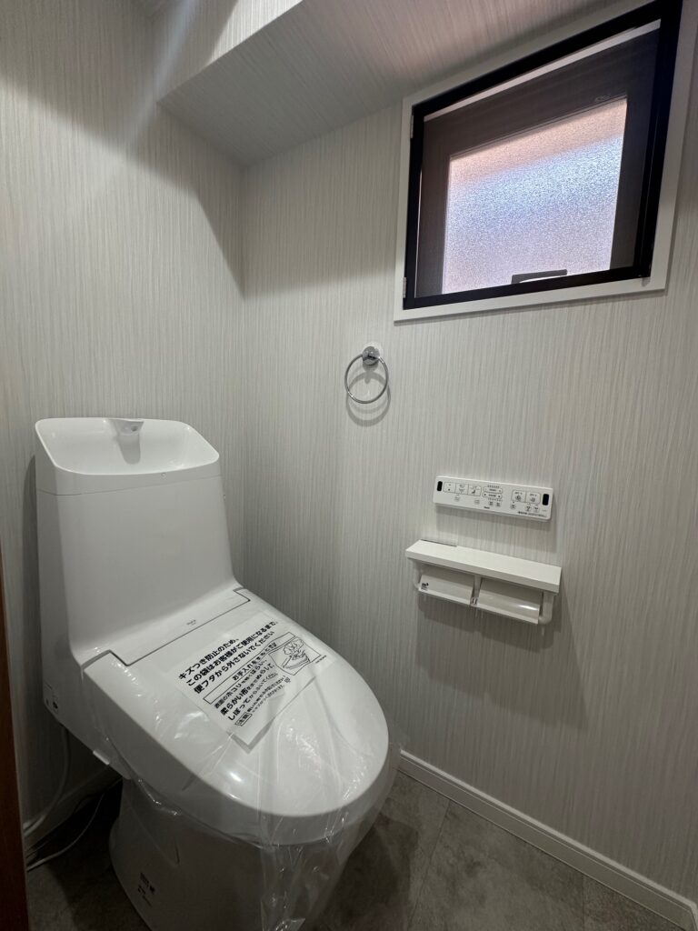 換気できる窓付きの明るいトイレ