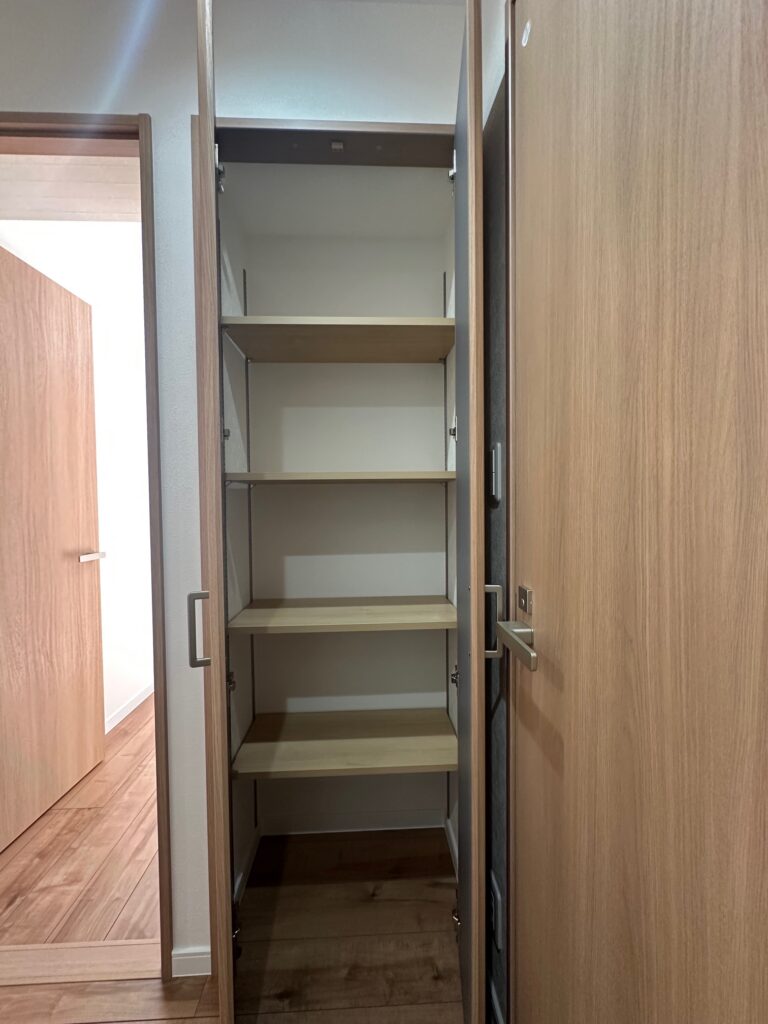 棚付き収納スペースもあります