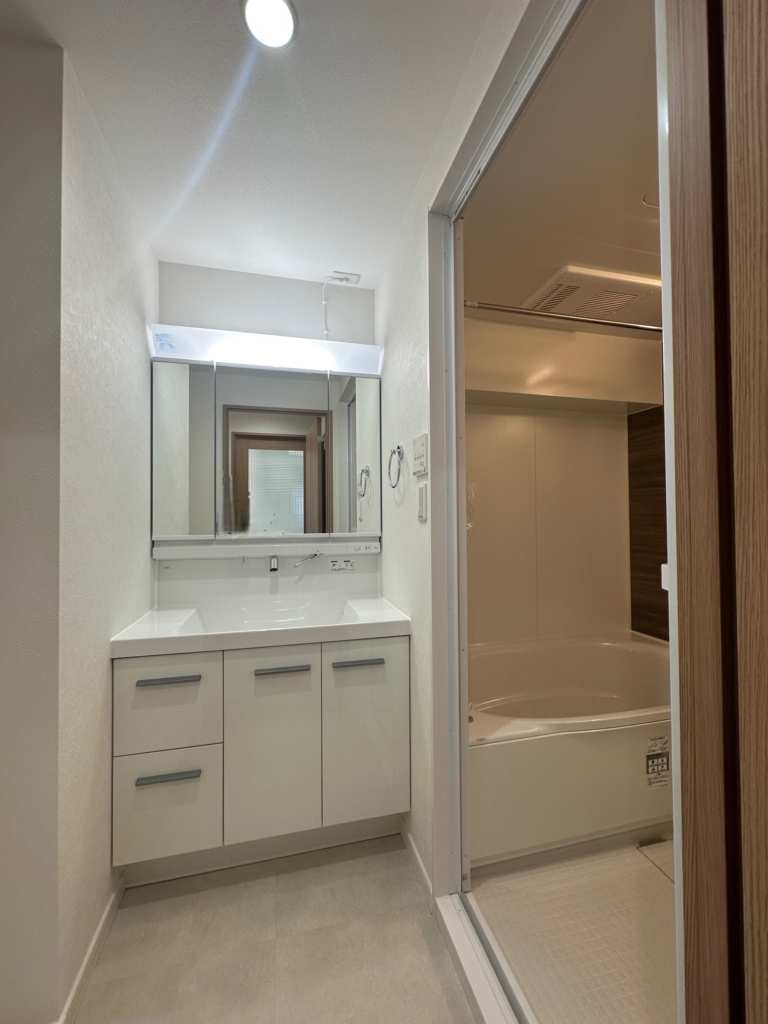 白を基調とした清潔感のある洗面室