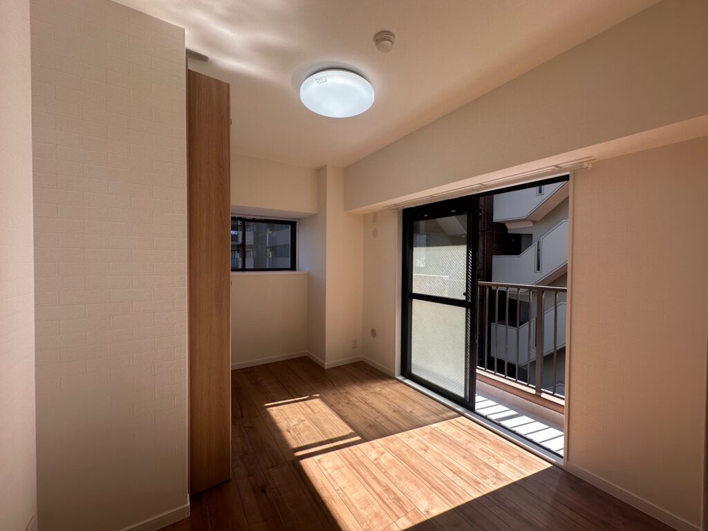 やさしい光が入る約5.4帖の洋室